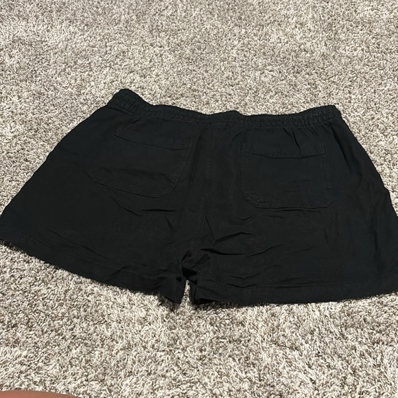 Black linen shorts - Picture 2 of 3